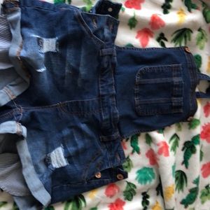 Never worn, forever 21 overall denim shorts!